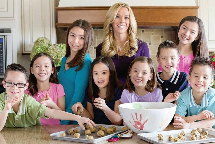 Không như nhiều người hiếm muộn con cái, Kate Gosselin lại có tới tám người con.