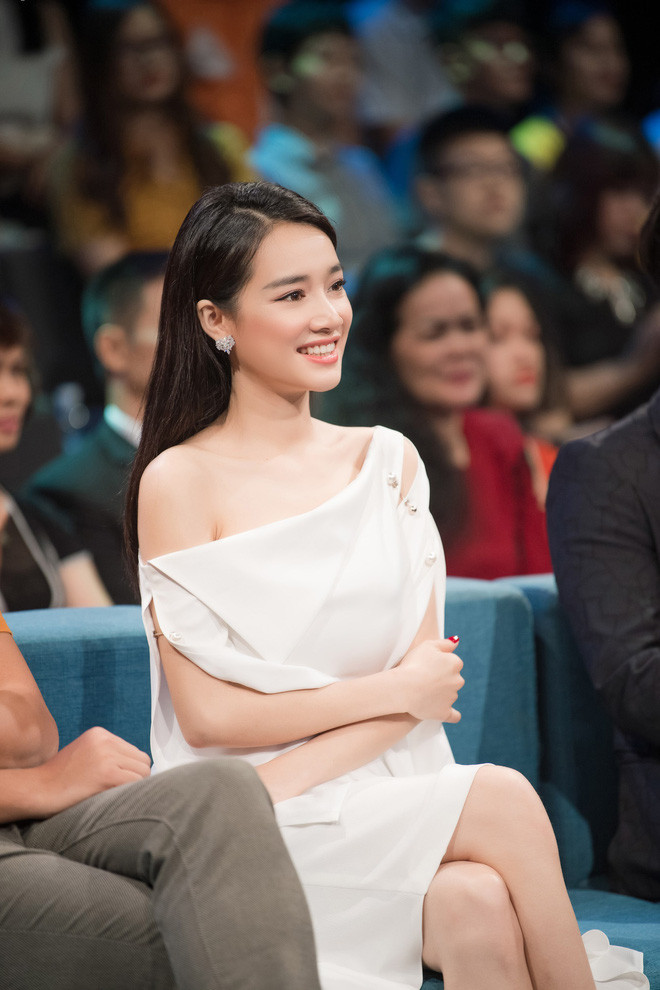 Nhiều người còn tinh mắt nhận ra thời gian gần đây, Nhã Phương cũng có những thay đổi đáng chú ý trong việc ăn mặc khi chọn những trang phục có thể che khéo đi phần bụng.