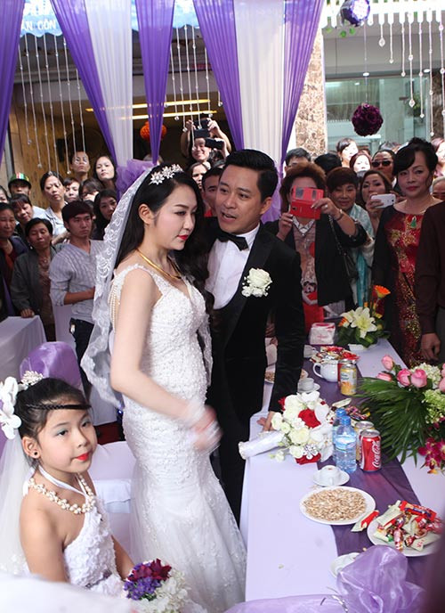 Tuấn Hưng và Hương Baby từng im lặng trước tin đồn “cưới chạy bầu”. Tuy nhiên, mọi thắc mắc của fan được giải đáp khi cả hai chính thức về chung nhà vào tháng 4/2014 và đến tháng 10/2014 bà xã Tuấn Hưng đã hạ sinh con trai đầu lòng.