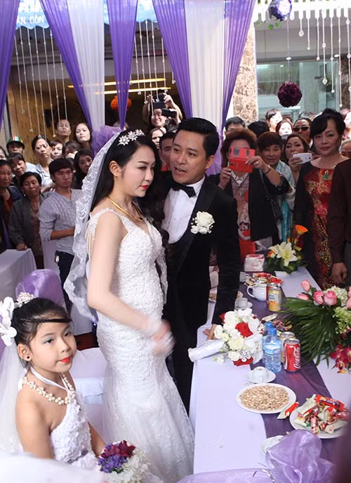 Tuấn Hưng và Hương Baby từng im lặng trước tin đồn “cưới chạy bầu”. Tuy nhiên, mọi thắc mắc của fan được giải đáp khi cả hai chính thức về chung nhà vào tháng 4/2014 và đến tháng 10/2014 bà xã Tuấn Hưng đã hạ sinh con trai đầu lòng.