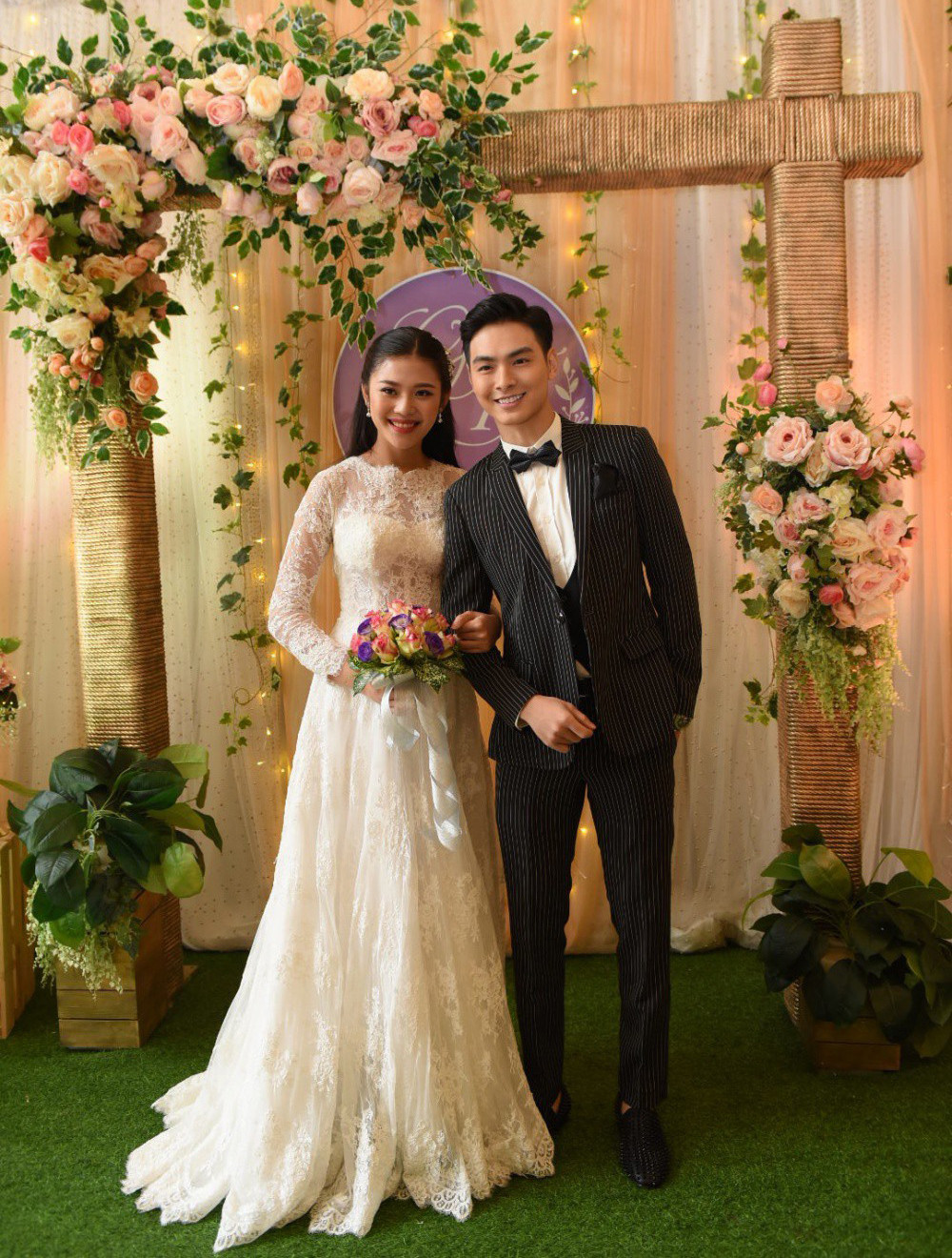 Chúng Huyền Thanh cũng từng một mực phủ nhận nghi vấn mang bầu khi lộ bụng lớn bất thường trong lễ cưới. Nhưng chỉ sau đám cưới 5 tháng, cặp đôi đã chào đón con trai đầu lòng.