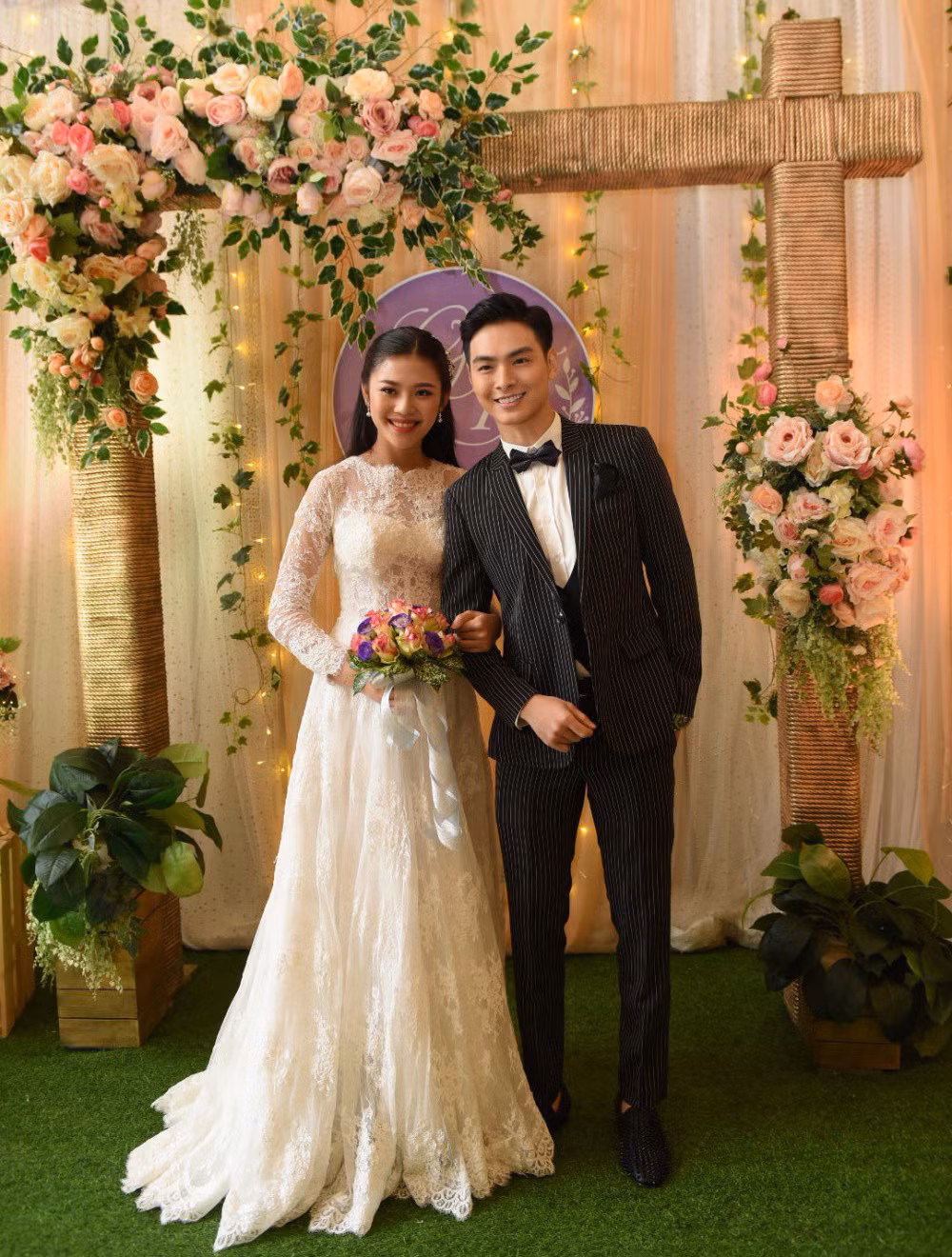 Chúng Huyền Thanh cũng từng một mực phủ nhận nghi vấn mang bầu khi lộ bụng lớn bất thường trong lễ cưới. Nhưng chỉ sau đám cưới 5 tháng, cặp đôi đã chào đón con trai đầu lòng.