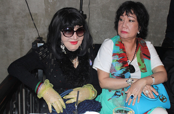 Hậu quả là những biến chứng qua quá trình thẩm mỹ làm gương mặt của "nữ hoàng sắc đẹp" ngày nào bị biến dạng trầm trọng.