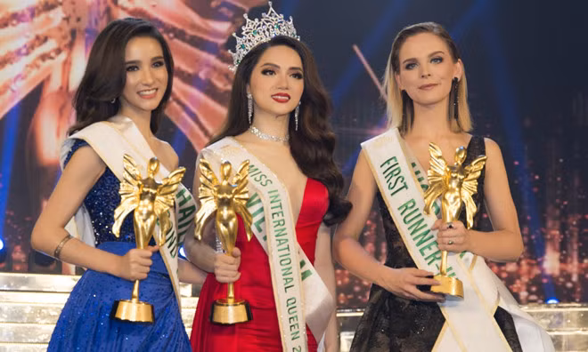 Sau khi đăng quang "Hoa hậu Chuyển giới Quốc tế 2018", Hương Giang Idol cũng dính hàng loạt scandal liên quan đến việc bị tố "vô ơn", "ngôi sao mới nổi thiếu ý thức"...