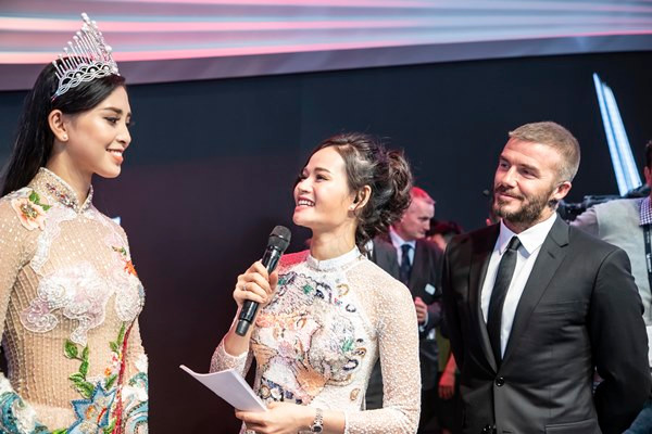 Người đẹp còn gây tranh cãi khi diện áo dài xuyên thấu bị chê phản cảm tại sự kiện. Tuy nhiên, qua thời gian ngắn, Trần Tiểu Vy đang dần cho thấy cách cư xử khéo léo trước mỗi scandal, cũng như vẻ đẹp khác biệt cùng nỗ lực cố gắng trau dồi kiến thức của mình. Ảnh: Danviet.