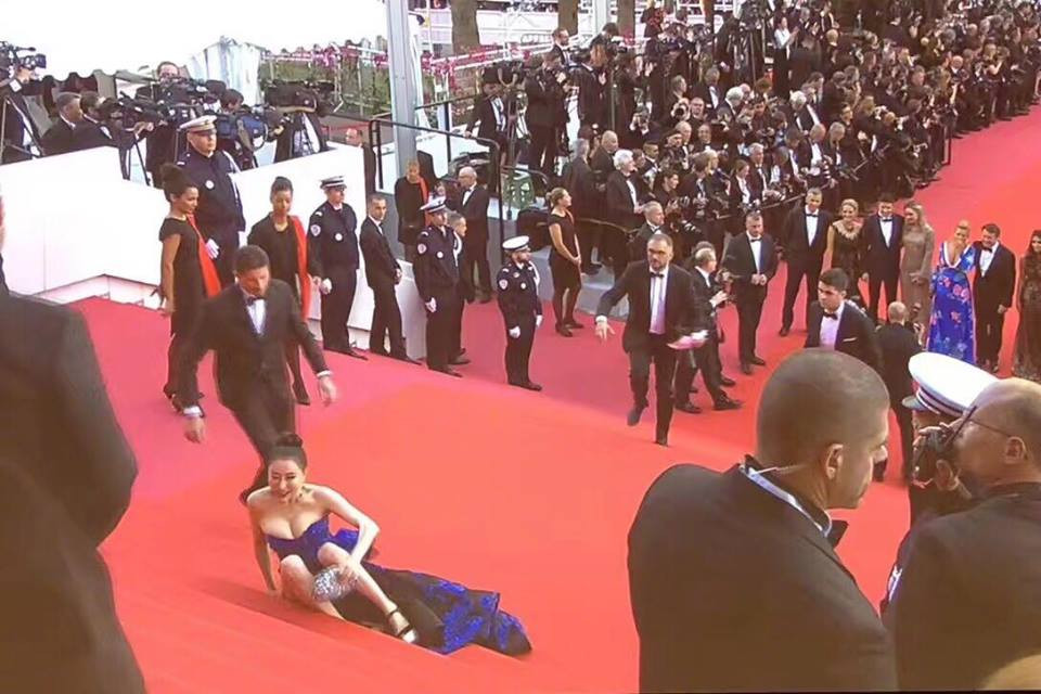 Ngay sau đó người đẹp này đã có cú vồ ếch trên thảm đỏ Cannes.