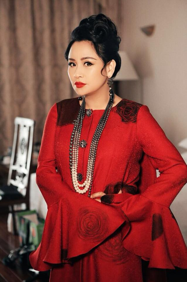 Hay việc diva từng than rằng: "Trong miền Nam lại nổi lên nhiều ca sĩ chẳng học hành gì cả mà vẫn nổi tiếng nhờ truyền thông. Tôi đặt dấu hỏi về điều này", khiến không ít nghệ sĩ đang hoạt động trong Nam lên tiếng. Có người ủng hộ, có người lại phản ứng gay gắt. "Tôi không thể tưởng tượng được một người được gọi là diva mà nói ra những lời khó nghe như vậy", ca sĩ chuyển giới Lâm Khánh Chi từng bày tỏ sự bức xúc.