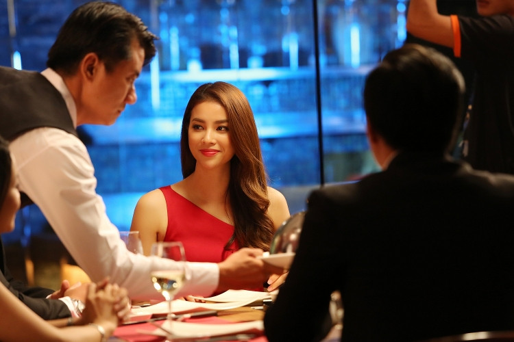 Trong đoạn clip được chia sẻ hôm 4/12 vừa qua, Hoa hậu Phạm Hương xuất hiện nổi bật trong bộ đầm đỏ quyến rũ, gương mặt và thân hình vẫn thon gọn, không có dấu hiệu "bầu bí" như đồn đoán.