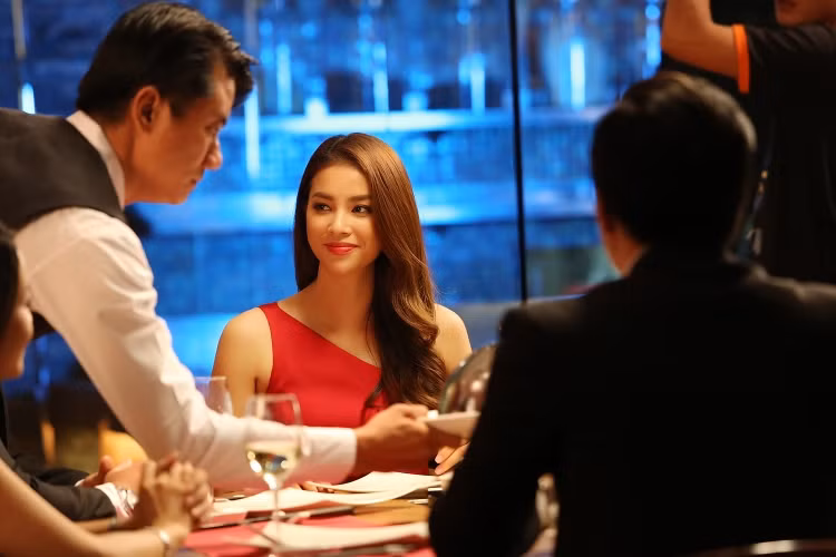 Trong đoạn clip được chia sẻ hôm 4/12 vừa qua, Hoa hậu Phạm Hương xuất hiện nổi bật trong bộ đầm đỏ quyến rũ, gương mặt và thân hình vẫn thon gọn, không có dấu hiệu "bầu bí" như đồn đoán.