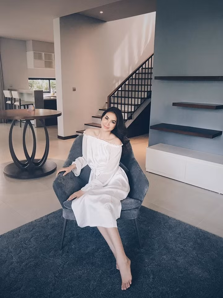 Bỏ mặc những đồn đoán, sự xuất hiện mới đây của Phạm Hương như một lời nhắn nhủ tới fan rằng, cô đã bình phục sức khỏe và đầy tràn năng lượng trong các dự án mới. Ảnh: FBNV.