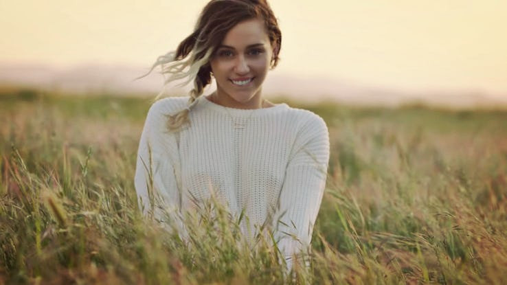 Hình ảnh Miley trong những bộ trang phục phản cảm đã hoàn toàn biến mất khi cô phát hành album thứ 6 có tên Younger Now. Cô đã ăn mừng album mới cùng với mẹ ở Nashville. Ảnh: Reddit.com