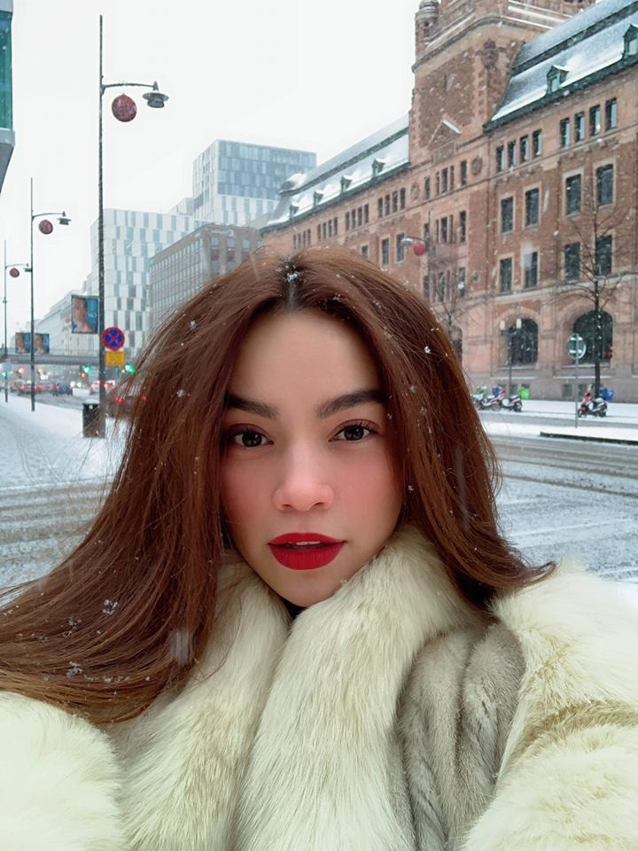 "Đúng ngày tuyết rơi...quá đẹp và thích", nữ ca sĩ không giấu nổi sự phấn khích khi đi chơi đúng ngày tuyết rơi dịp Noel.