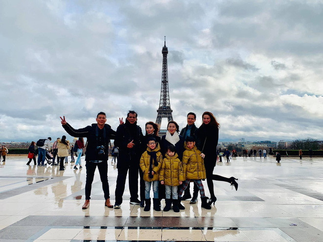 "Cả nhà bắt đầu kỳ nghỉ Noel tại Pháp, Thụy Điển và trượt tuyết ở Thụy Sĩ theo yêu cầu của cậu nhỏ nhà mình", "nữ hoàng giải trí" chia sẻ.