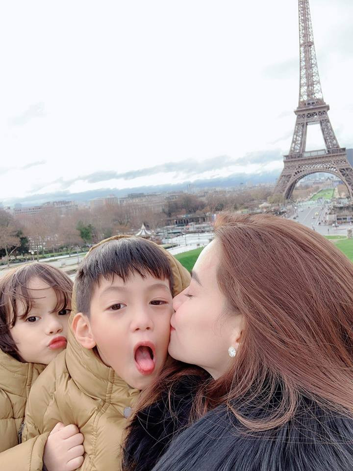 Vợ cũ Cường Đô la thơm má con trai Subeo cực tình cảm.