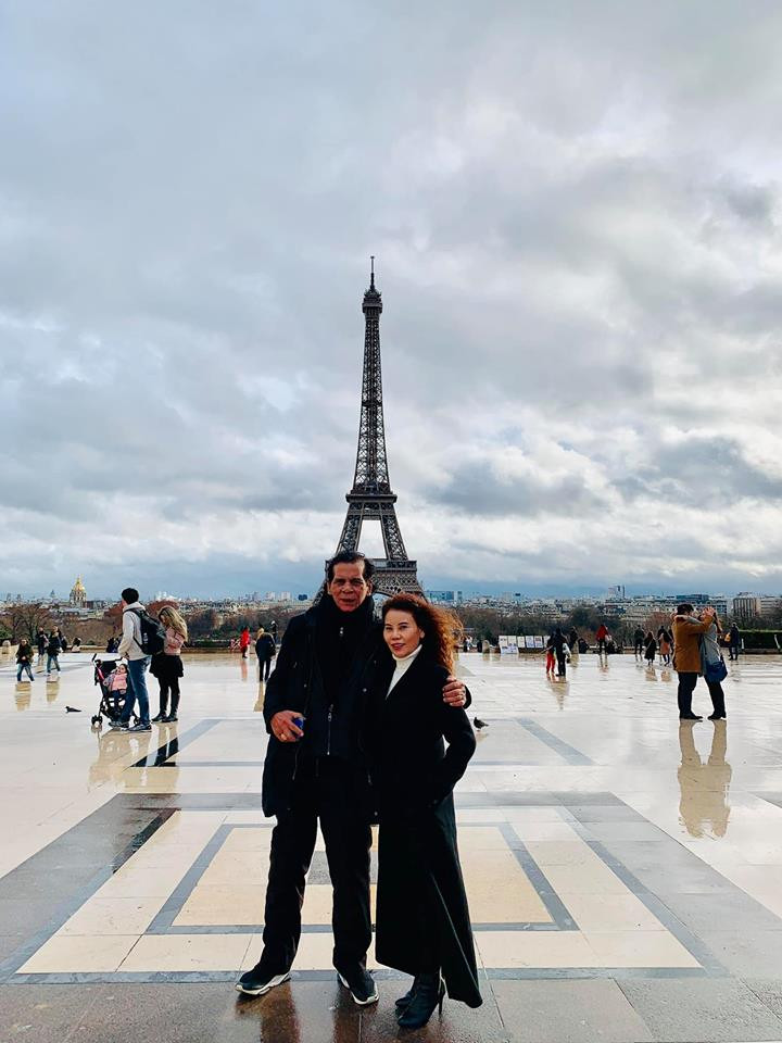  Bố mẹ Hồ Ngọc Hà cũng tranh thủ ghi lại khoảnh khắc đáng nhớ dịp Giáng sinh. Ảnh: FBNV.