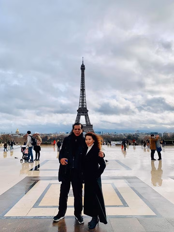  Bố mẹ Hồ Ngọc Hà cũng tranh thủ ghi lại khoảnh khắc đáng nhớ dịp Giáng sinh. Ảnh: FBNV.