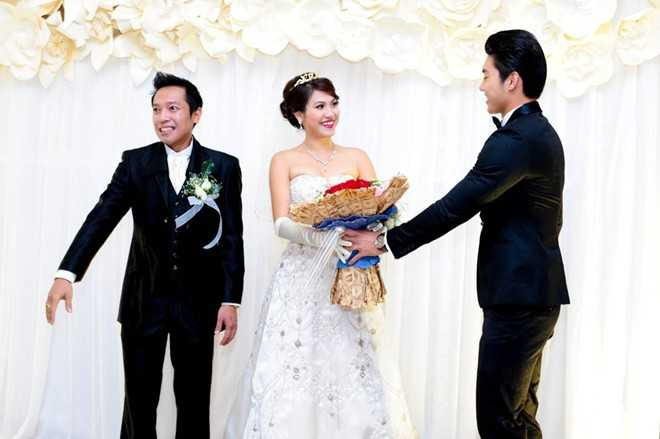 Dù cố gắng che giấu cảm xúc bằng nụ cười rạng rỡ trên môi nhưng khuôn mặt chàng người mẫu vẫn lộ rõ vẻ buồn bã khi dự đám cưới bạn gái cũ.