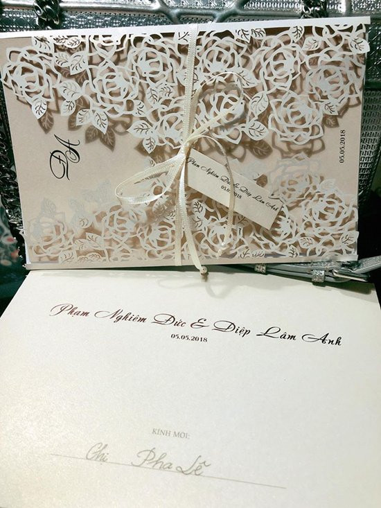 Thiệp cưới của cặp đôi được thiết kế cầu kỳ.