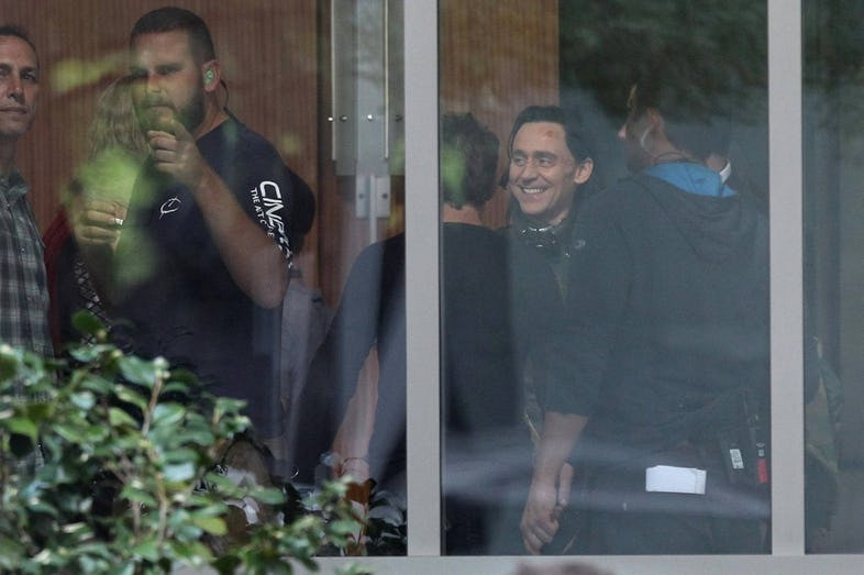 Trái ngược hoàn toàn với nhân vật Loki mà Tom Hiddleston thủ vai. Anh đang cười nói vô cùng thoải mái với các thành viên trong đoàn làm phim.
