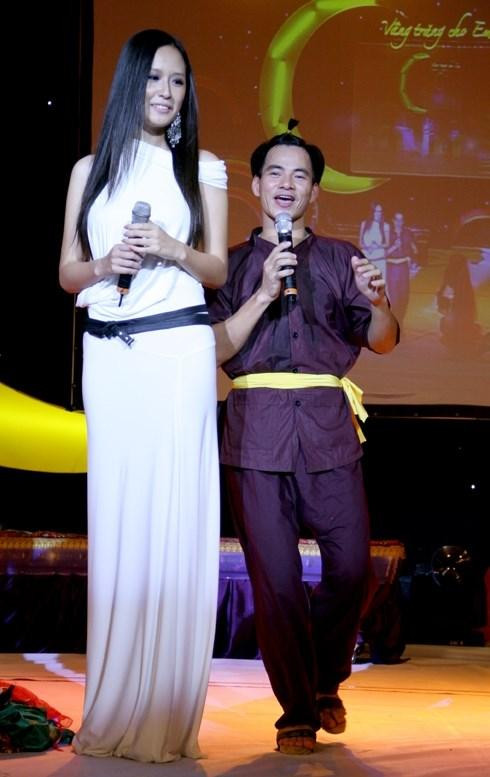 Danh hài Xuân Bắc bị "lép vế" khi đứng cạnh Hoa hậu Mai Phương Thúy.