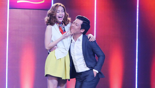 Không ít lần đều trở thành "chú lùn" khi đứng cạnh các mỹ nhân nhưng Trường Giang luôn biết cách pha trò để "đánh lạc hướng sự chú ý".