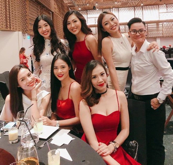 Đáng chú ý, buổi tiệc này cũng có sự xuất hiện của Á hậu Quốc tế Thúy Vân - bạn thân một thời của Lan Khuê và là người yêu cũ của John Tuấn Nguyễn. Cùng xuất hiện tại một địa điểm nhưng Thuý Vân và Lan Khuê cùng ông xã giữ khoảng cách để tránh rơi vào tình huống khó xử.