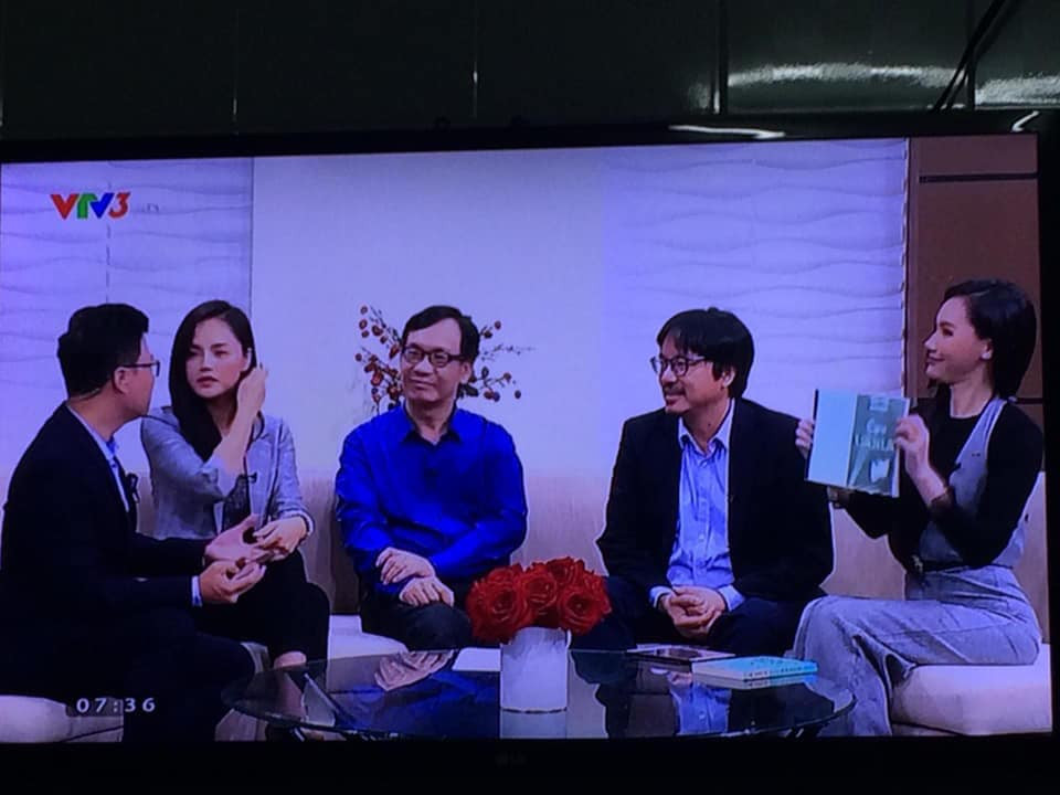 Mới đây, việc diễn viên Thu Quỳnh lần đầu chạm mặt MC Minh Hà ngay trên sóng truyền hình khiến nhiều người phải thốt lên "Đúng là sao Việt oan gia ngõ hẹp!". Bởi, thời điểm vướng nghi án "phim giả tình thật" với Chí Nhân, Minh Hà bị khán giả lên án, cho rằng là người thứ 3 khiến hôn nhân của Thu Quỳnh và Chí Nhân tan vỡ. Ảnh: FBNV.