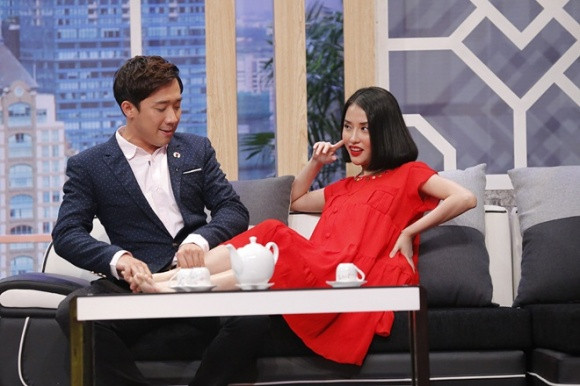 Trấn Thành từng có mối tình mặn nồng với Mai Hồ trước khi làm đám cưới Hari Won. Tuy nhiên khi tái hợp tình cũ tại sân khấu "Kỳ tài thách đấu", mặc sự có mặt của Hari Won ở hậu trường, Trấn Thành vẫn công khai cử chỉ âu yếm, ôm eo Mai Hồ.