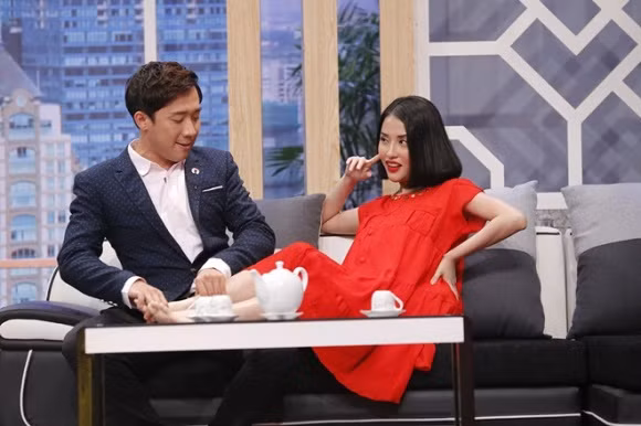 Trấn Thành từng có mối tình mặn nồng với Mai Hồ trước khi làm đám cưới Hari Won. Tuy nhiên khi tái hợp tình cũ tại sân khấu "Kỳ tài thách đấu", mặc sự có mặt của Hari Won ở hậu trường, Trấn Thành vẫn công khai cử chỉ âu yếm, ôm eo Mai Hồ.