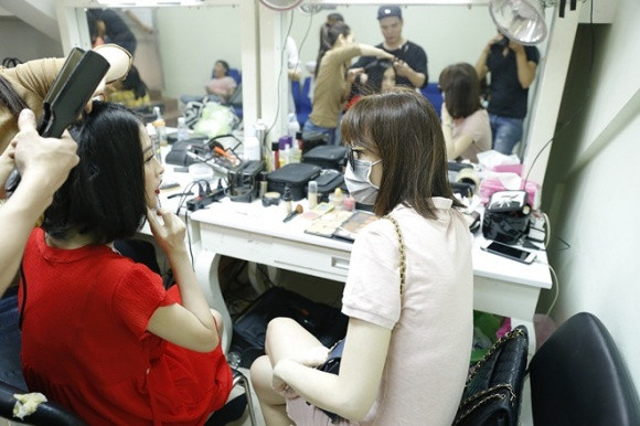 Tưởng chừng Hari Won sẽ phớt lờ Mai Hồ nhưng hình ảnh hậu trường cho thấy điều ngược lại. Ảnh: Lê Nhân.