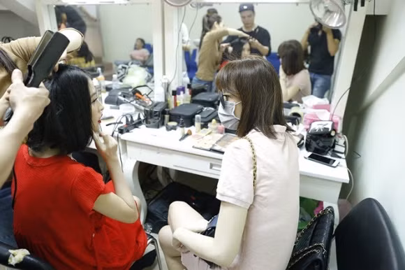 Tưởng chừng Hari Won sẽ phớt lờ Mai Hồ nhưng hình ảnh hậu trường cho thấy điều ngược lại. Ảnh: Lê Nhân.