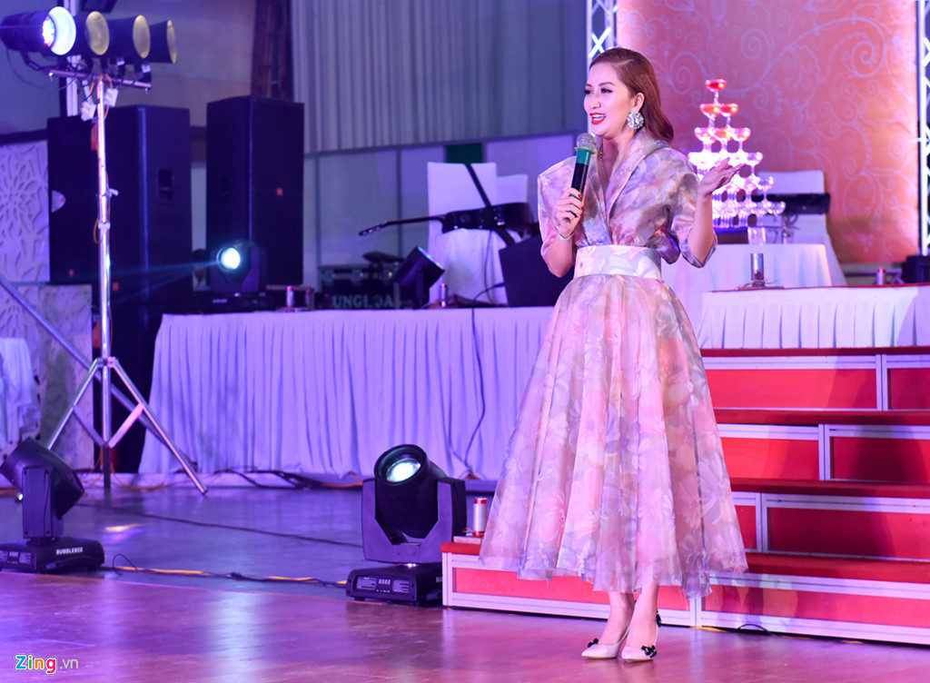 Trong ngày cưới của Chí Anh và Khánh Linh vào đầu tháng 6/2016, Khánh Thi cũng là một vị khách không thể thiếu. Chí Anh và Khánh Thi là cặp đôi dancesport đình đám một thời và đã có 11 năm gắn bó trước khi chia tay vào năm 2009. Ảnh: Zing.