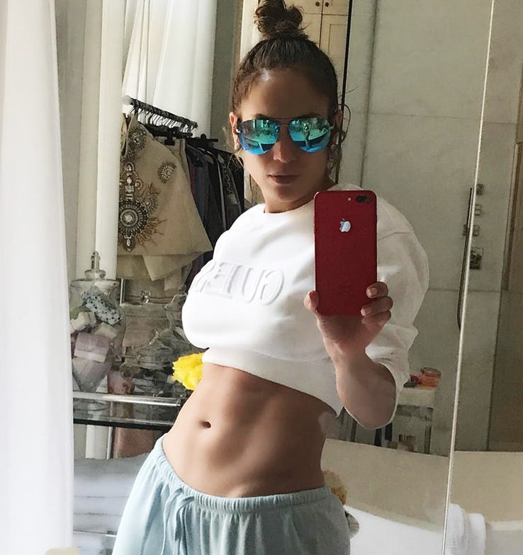 Jennifer Lopez nói rằng cô sinh năm 1970, thực tế ngôi sao này sinh năm 1969.