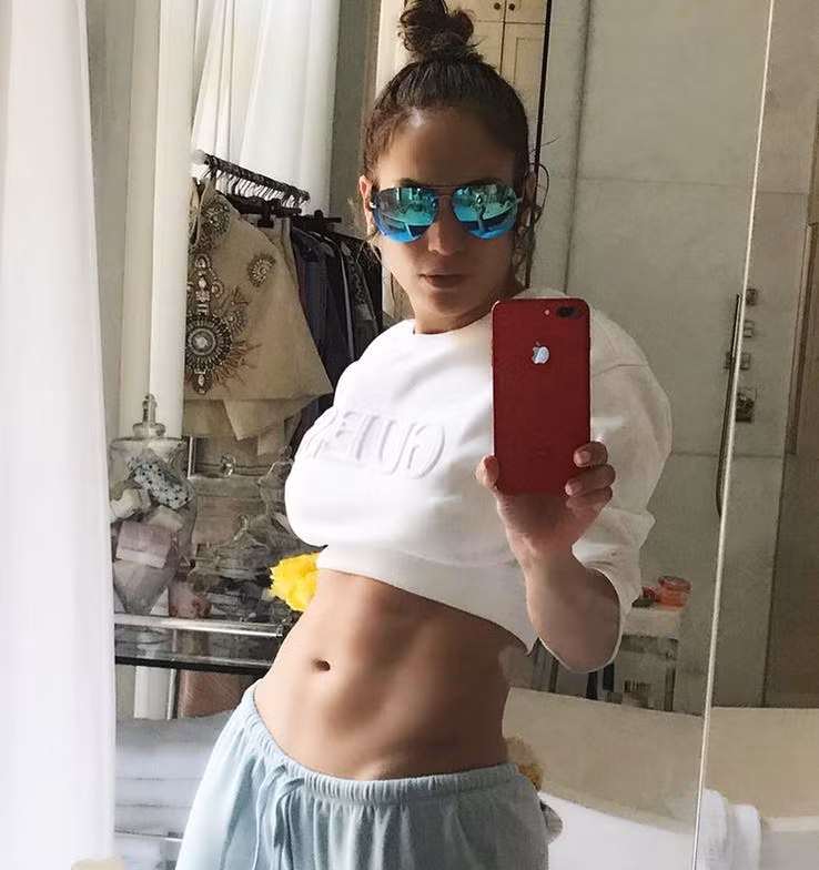 Jennifer Lopez nói rằng cô sinh năm 1970, thực tế ngôi sao này sinh năm 1969.