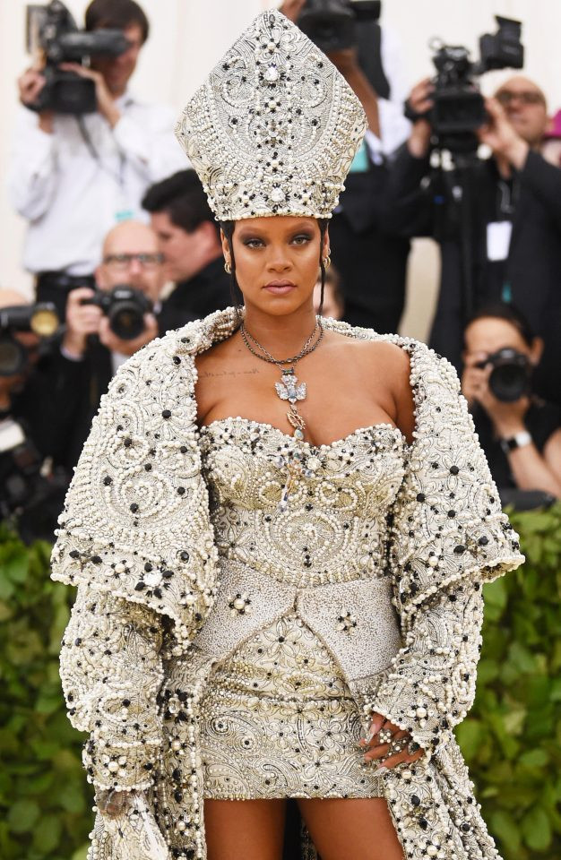 Rihanna khoác lên bộ trang phục như một Đức giáo hoàng tại sự kiện Met Gala 2018. Ảnh: The Sun