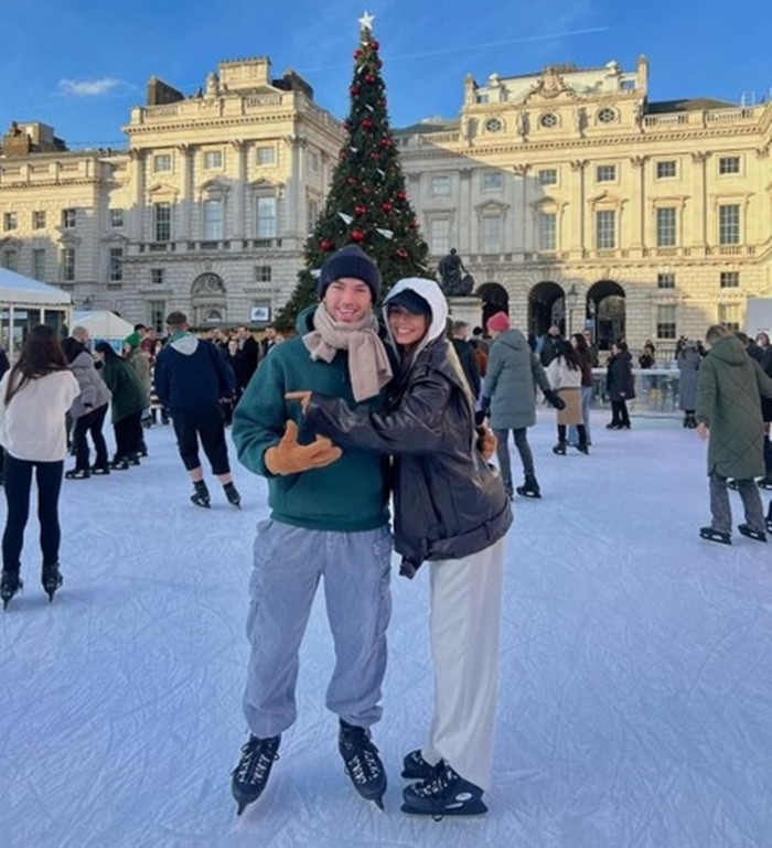 Kika chụp ảnh cùng bạn trai Pierre Gasly khi trượt băng tại sân trượt băng Somerset House ở London.