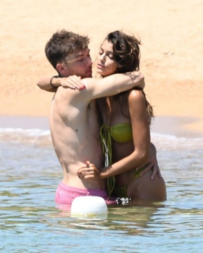 Cô nàng 20 tuổi lãng mạn bên tay đua F1 Pierre Gasly. Cặp đôi công khai mối quan hệ từ tháng 10 năm ngoái.