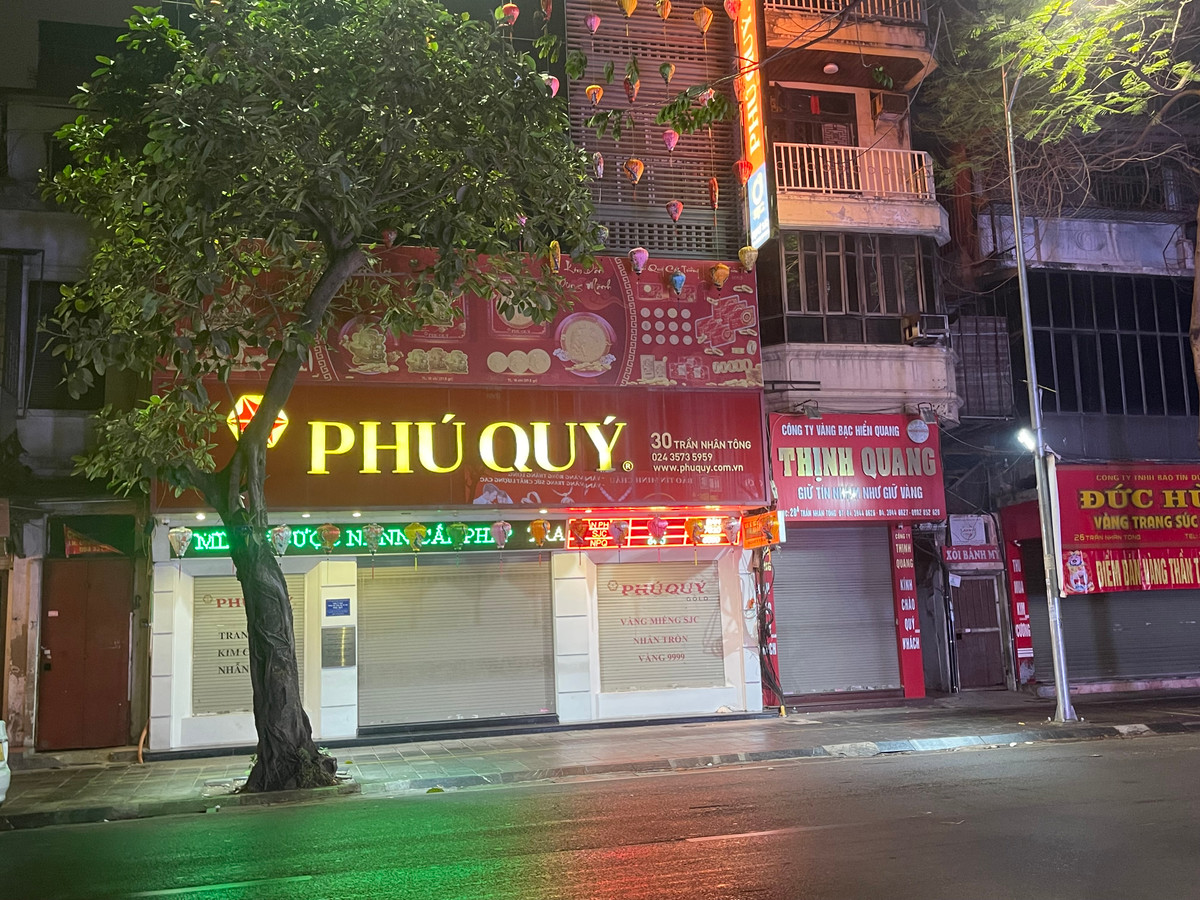 So với năm khác, thời điểm khoảng 4h30 đã có đông người dân tìm đến các cửa hàng vàng bạc trên phố Trần Nhân Tông, xếp hàng chờ lấy số để mua vàng. Nhưng năm nay lượng khách đi mua vàng sáng sớm ở khu vực này có phần thưa thớt. 