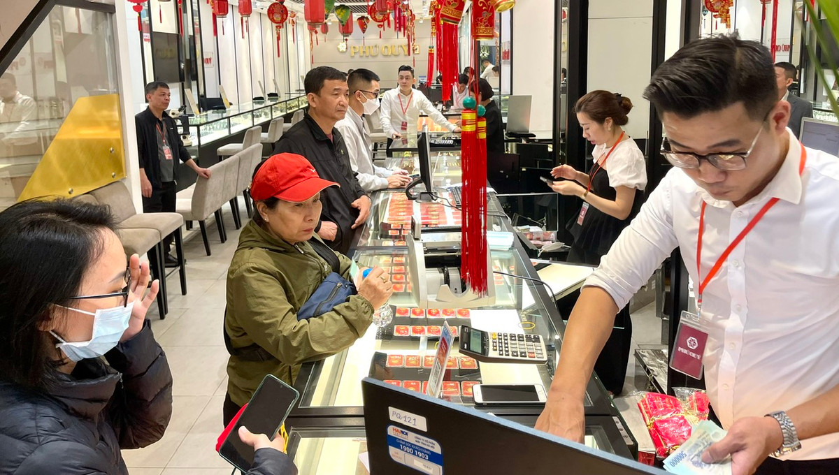 Nhiều người kinh doanh có tâm niệm rằng mua vàng vào ngày vía Thần Tài sẽ gặp may mắn trong buôn bán.