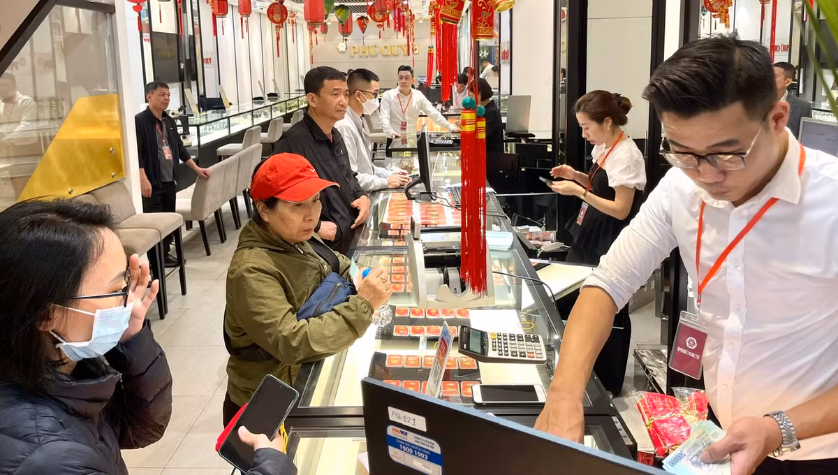 Nhiều người kinh doanh có tâm niệm rằng mua vàng vào ngày vía Thần Tài sẽ gặp may mắn trong buôn bán.