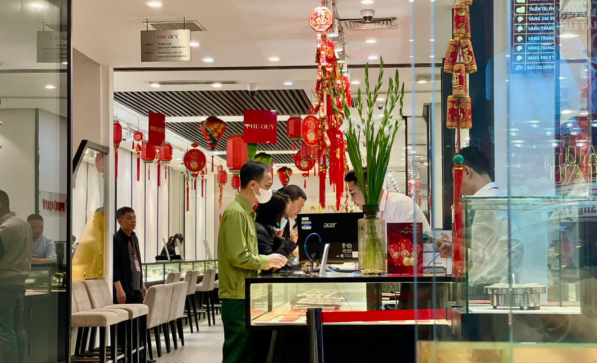 Khoảng 6h sáng, không khí giao dịch tại nhiều cửa hàng vàng trên phố Trần Nhân Tông mới bắt đầu sôi động.