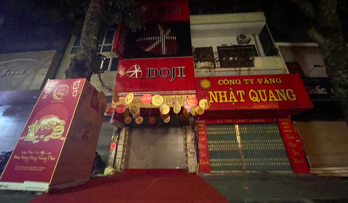 Khoảng 4h40 cùng ngày, nhiều cửa hàng vàng bạc trên phố Trần Nhân Tông vẫn đóng cửa, chưa có khách tìm đến.