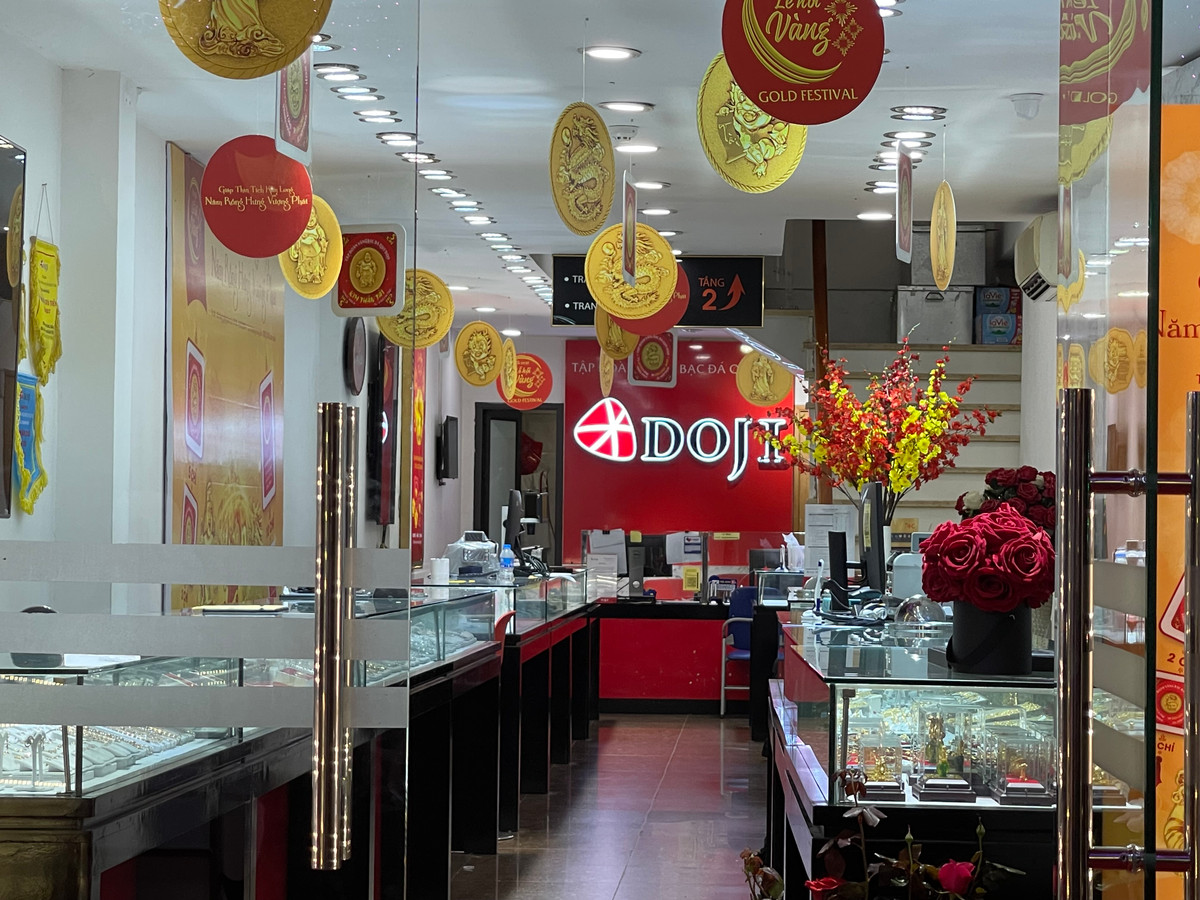 Năm nay, thương hiệu vàng lớn trên phố Trần Nhân Tông mang tới rất nhiều sản phẩm vàng, trang sức đặc sắc, giàu ý nghĩa văn hóa, tâm linh như: bản vị vàng thần tài, bản vị rồng vàng, trang sức kim tiền, đĩnh vàng tài lộc… chất liệu Au 99.9, 999.9 để khách hàng dễ dàng đón lộc, cầu may cho cả năm hanh thông thuận phát.