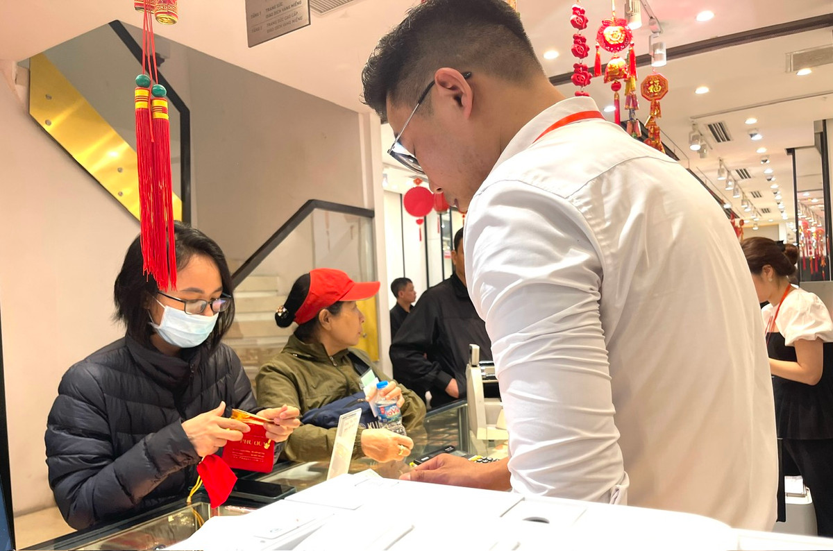 Khách hàng mua vàng trong ngày này chủ yếu cầu may mắn, lộc "Thần Tài".
