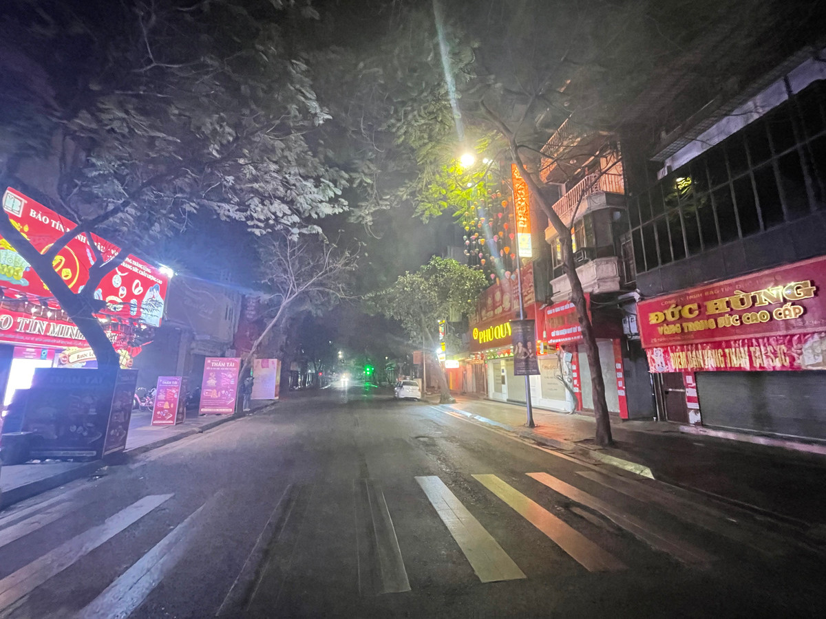 Hình ảnh "phố vàng" Trần Nhân Tông lúc 4h50 ngày vía Thần Tài thưa vắng hơn mọi năm. Một nhân sự cửa hàng vàng bạc Bảo Tín Minh Châu trên phố Trần Nhân Tông cho biết, từ ngày mùng 6 tháng Giêng, lượng khách tìm đến cửa hàng này mua vàng bắt đầu đông, nhất là hôm qua (18/2). Hôm nay (19/2) tức mùng 10 tháng Giêng - ngày vía Thần Tài, cửa hàng dự kiến đón lượng khách đông hơn nên từ nhân viên bảo vệ cho đến bán hàng đều được tăng cường để phục vụ khách hàng.