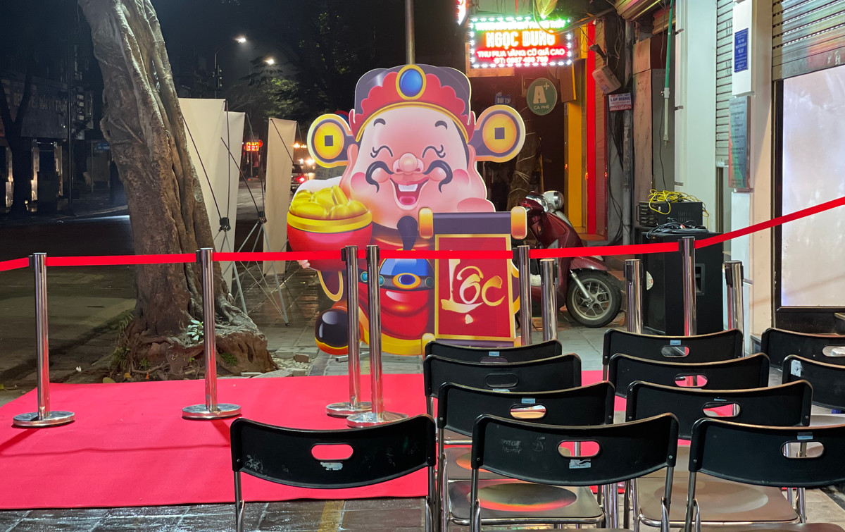 Cửa hàng vàng bạc Phú Quý trên phố Trần Nhân Tông cũng chuẩn bị ghế cho khách hàng từ rất sớm .