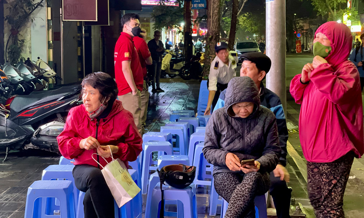 Người dân xếp hàng, chờ đợi để mua vàng lấy lộc, cầu may ngày vía Thần Tài.