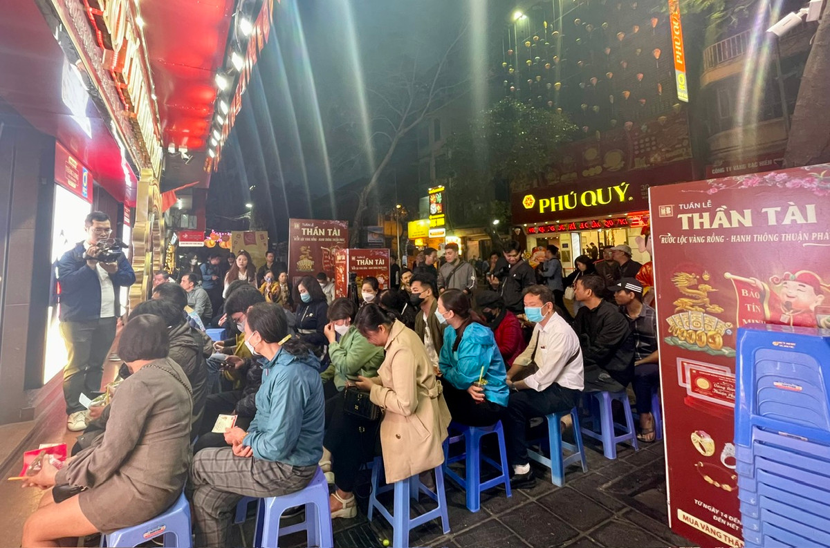 Mùng 10/1 Âm lịch hàng năm được xem là ngày vía Thần Tài. Theo quan niệm của dân gian, đây là ngày đẹp nhất để mua vàng, sắm sửa lễ vật cúng Thần Tài, cầu mong một năm bình an, gặp nhiều tài lộc. Chính vì vậy, việc mua vàng trước và trong dịp này đã trở thành thói quen cầu may của đông đảo người dân.