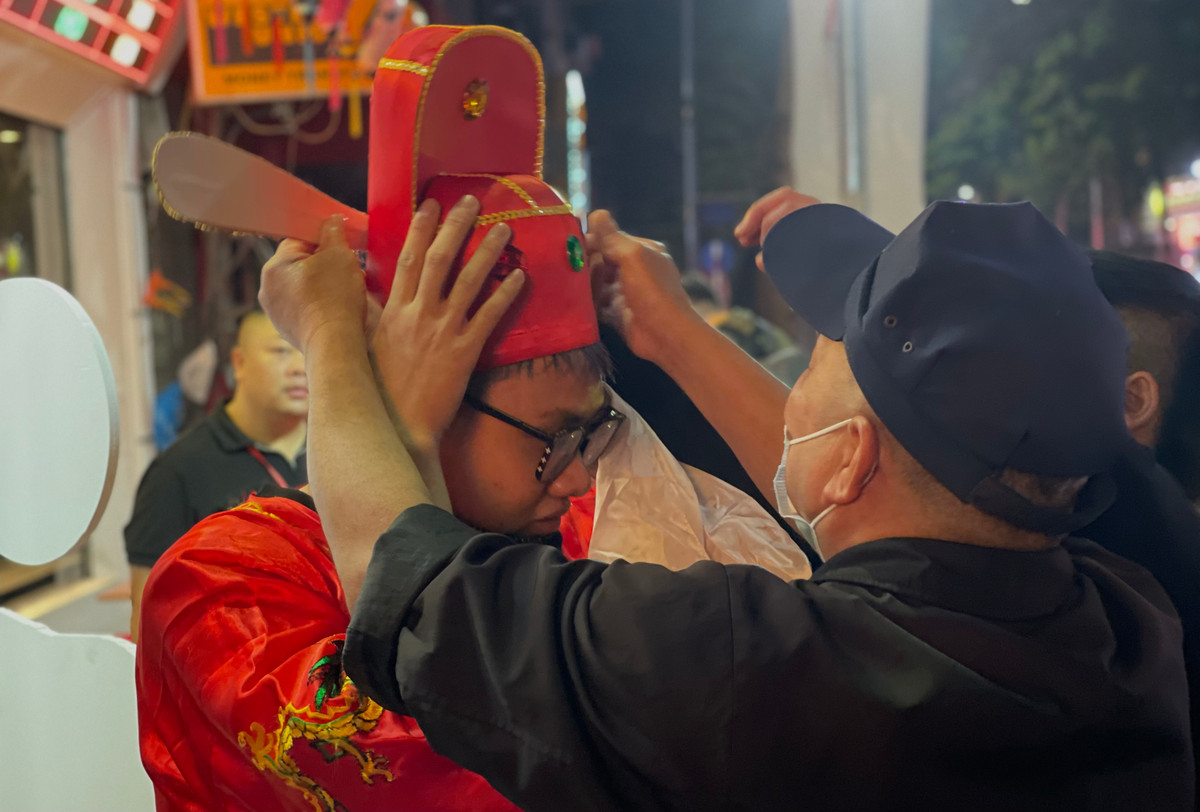 Nhân viên cửa hàng vàng bạc trên phố Trần Nhân Tông chuẩn bị để đón khách hàng ngày vía Thần Tài.