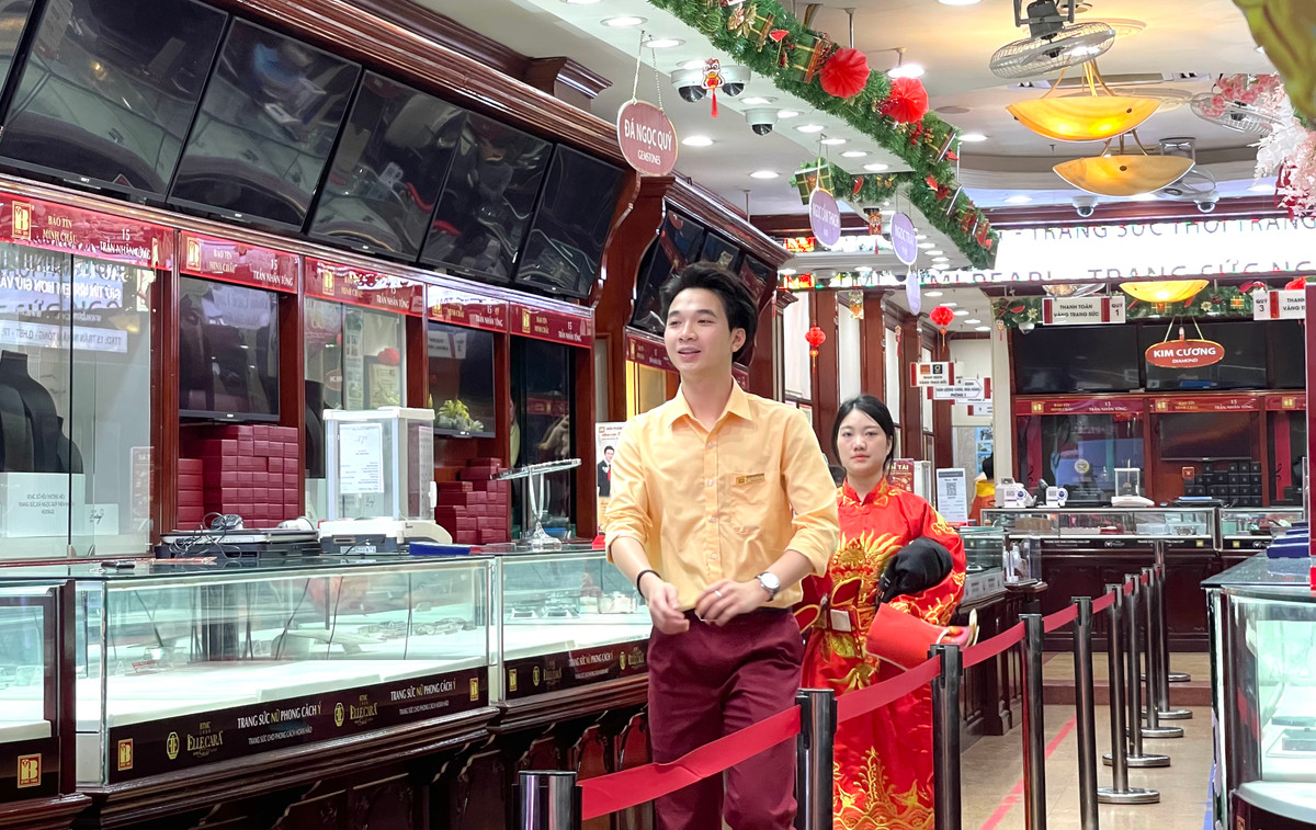 Ngày vía Thần Tài, các cửa hàng vàng lớn như DOJI, Bảo Tín Minh Châu, Bảo Tín Mạnh Hải, Phú Quý... tại khu vực Trần Nhân Tông đã tăng cường nhân viên, nhân lực để phục vụ khách hàng.